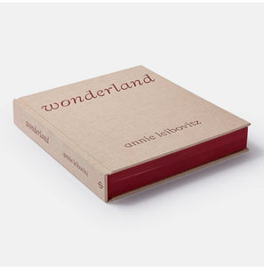 Wonderland Annie Leibovitz, with a foreword by Anna Wintour